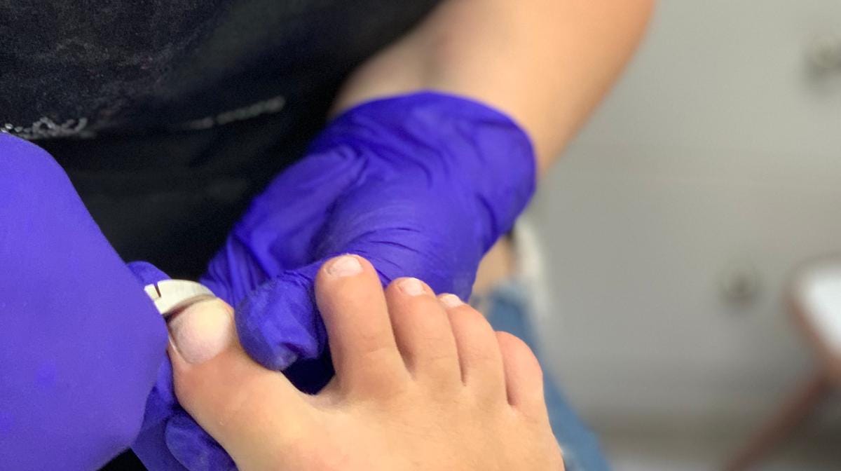 Pedichiură clasică – îngrijire estetică completă